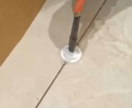 扬中瓷砖空鼓维修公司专业解答瓷砖在铺贴过程中，如果没有涂抹均匀到位的粘结材料（如水泥砂浆或瓷砖胶），可能会导致以下问题